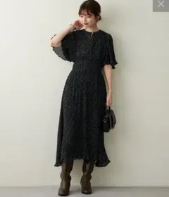 naturalcoutureランダム細プリーツスリットネックワンピース　花柄