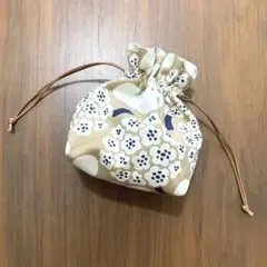 巾着ポーチ　巾着袋　マチあり　フラワー柄　大柄　小花柄　可愛い　綺麗　ベージュ