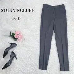 スタニングルアー 綺麗目 センタープレステーパードパンツ スリット入 グレー 0