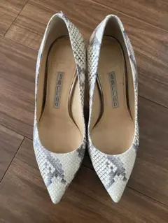 ペリーコパイソン柄パンプス