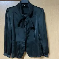 黒 サテン リボン付き 長袖ブラウス