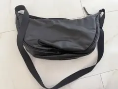 ユニクロ　レザータッチラウンドショルダーバッグ　ブラック