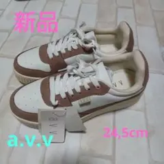 a.v.vベージュとホワイトスニーカー