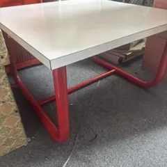 レトロポップ　ホワイトとレッドのセンターテーブル