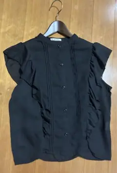 Blatarm フリル付きノースリーブシャツ 黒　シャツ　ノースリーブ