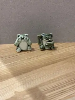 カエルの陶器置物 目を隠すデザイン