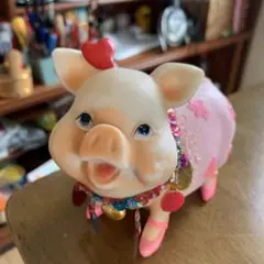 ブタの貯金箱　ピンクのハイヒール　おしゃれでラブリーなブタさんの置物
