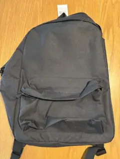 シンプル黒リュック バッジ付き