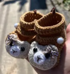クマ顔モチーフの編み物靴