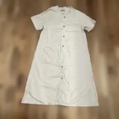 ベージュ ボタン付きシャツワンピース