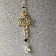 蓮の花のモービル型サンキャッチャー