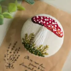 #856　きのこ　刺繍ブローチ　ハンドメイド