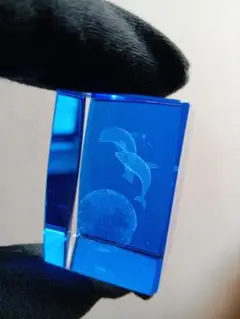 イルカと地球の彫刻入り青色クリスタル　お買い得！