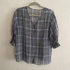 透け感のあるグレー系チェック五分袖シャツ