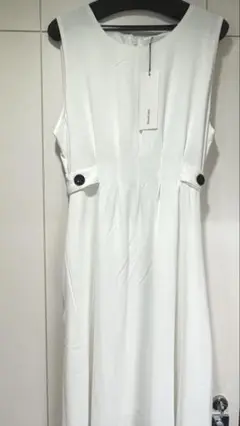 白ワンピース　ノースリーブ