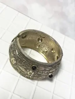 【美品】装飾的なゴールドバングル