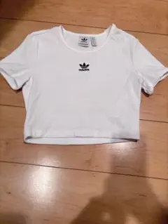 adidas ホワイト クロップドTシャツ