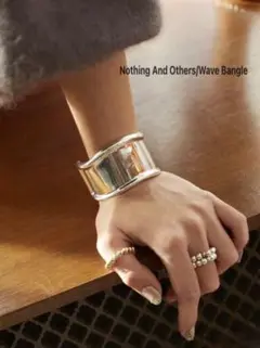 【新品】ナッシングアンドアザーズ ウェーブバングル シルバーアクセサリー