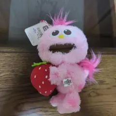 モッピー　いちごを持ったピンクのぬいぐるみ