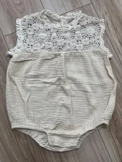 アイボリー レース付きロンパース 60-70cm