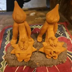 オレンジ色の粘土彫刻 キャラクター風　シーサー