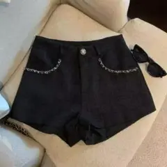 黒 チェーン付きショートパンツ