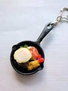 目玉やきハンバーグキーホルダー　フェイクフード