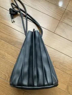 ブラックプリーツデザインショルダーバッグ