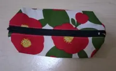 赤い花柄の布製ポーチ