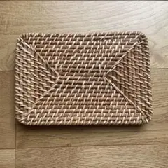 重なるラタンバスケット用フタ