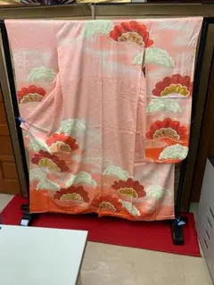 正絹 緞子織り ピンク地に縫い取り松柄 振袖 袷 アンティーク 着物