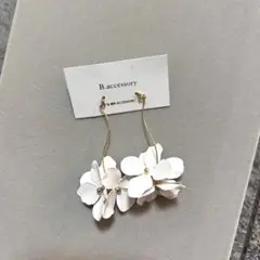 ホワイト花モチーフ　ブライダルピアス　新品未使用　b.accessory