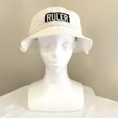 【ルーラー】BY YUPOONG バケットハット ホワイト ワッペンロゴ 綿混