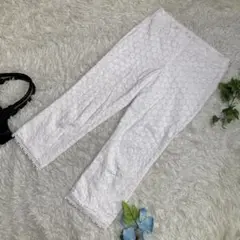 美品　トゥービーシック　クロップドパンツ　白　カジュアル　裾花柄　38 Mサイズ