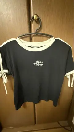 黒いロゴ入り半袖Tシャツ