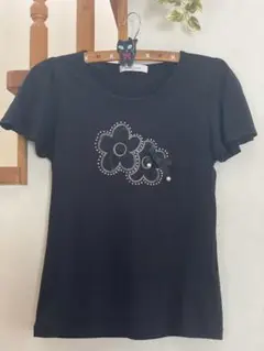 ビスコンティ　花の刺繍付き黒半袖Tシャツ