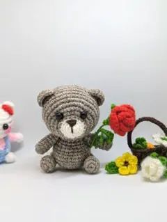 花を持ったクマのあみぐるみ　あみぐるみ　ハンドメイド　プレゼント