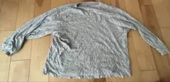 ユニクロ　グレーの長袖Tシャツ