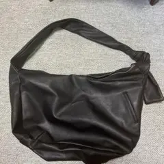 美品　フェイクレザー　ショルダーバッグ　ブラック