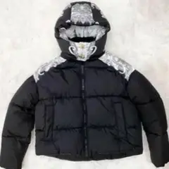 極美品　ヴェルサーチ　VERSACE 黒 ダウン　フード付き　Lサイズ　近年 VERSACE - VERSACE ヴェルサーチ リバーシブル バロック柄 総柄