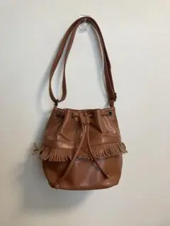 フリンジ付きブラウンバケットバッグ