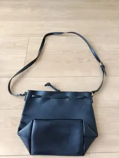 ブラック合成皮革ショルダーバッグ