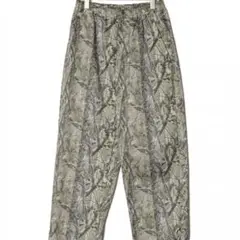 ソフトハイフン CAMO PATTERNED WIDE EASY PANTS