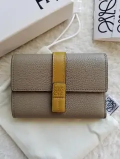 ロエベ バーティカル スモール ウォレット ローレルグリーン/オークル