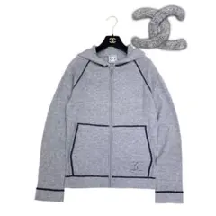 最終値下げ中！早い者勝ち！ CHANEL グレー フード付きパーカー S SHEENA パーカー カレッジロゴ風ハーフジップパーカー