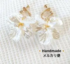 929.お花イヤリング✾匿名配送✾送料込み✾揺れるホワイトフラワー花弁✾ゴールド