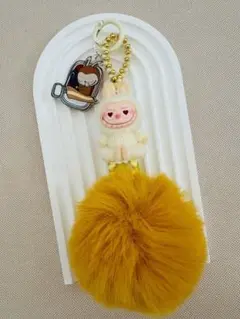 ラブブ付きイエローポムポムキーホルダー