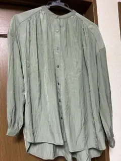 グリーン ギャザー入りシャツ Mサイズ