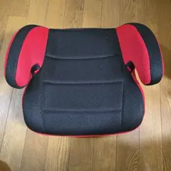 ジュニアシート ブラックとレッド 15-36kg