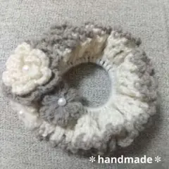 ナチュラルなフリル フラワーモチーフ付き シュシュ